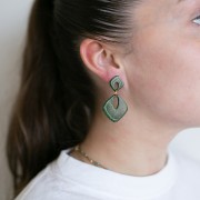 Clous d'oreilles losange évidé 16x14 mm acétate - Saumon marbré nacré x2