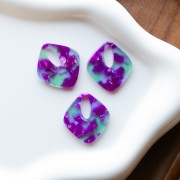 Pendentif losange évidé 28x25 mm en acétate - Ecaille de tortue - Violet - Vert x1