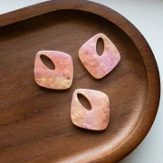Pendentif losange évidé 28x25 mm en acétate - Saumon marbré nacré x1