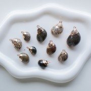 Pendentif coquillage rayés de 15 à 25 mm avec bordures dorées - Marron - Noir x1