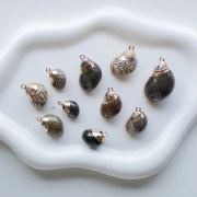 Pendentif coquillage rayés de 15 à 25 mm avec bordures dorées - Marron - Noir x1
