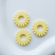 Pendentif fleur marguerite 20 mm acétate - Vanille x1