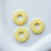 Pendentif fleur marguerite 20 mm acétate - Vanille x1