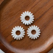 Pendentif fleur marguerite 20 mm acétate - Marbré Ivoire x1