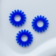 Pendentif fleur marguerite 20 mm en acrylique transparent - Bleu roi x1