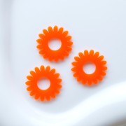 Pendentif fleur marguerite 20 mm acrylique translucide - Orange x1