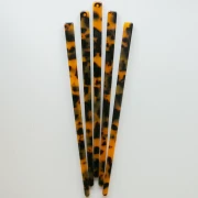 Pique à cheveux 170x9 mm avec trou - Ecaille de tortue - Marron - Noir x1