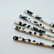 Pique à cheveux 170x9 mm avec trou - Ecaille de tortue - Noir - Beige x1