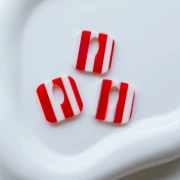 Pendentif carré évidé 21 mm en acétate - Rayés Rouge - Blanc x1