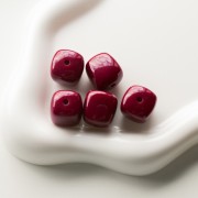 Perles cubes irréguliers 16x17 mm - Acrylique opaque Bordeaux x10