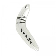 Pendentif boomerang karma 29 mm Placage Argent fin vieilli x1