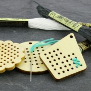 Pendentif losange en bois brut 53 mm à personnaliser ou à broder pour créations DIY