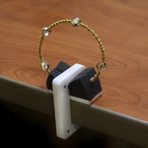 Outil à nouer pour bracelets par Katie Hacker