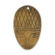 Pendentif ethnique en corne masque africain 47 x 29 mm x 1|raw }}