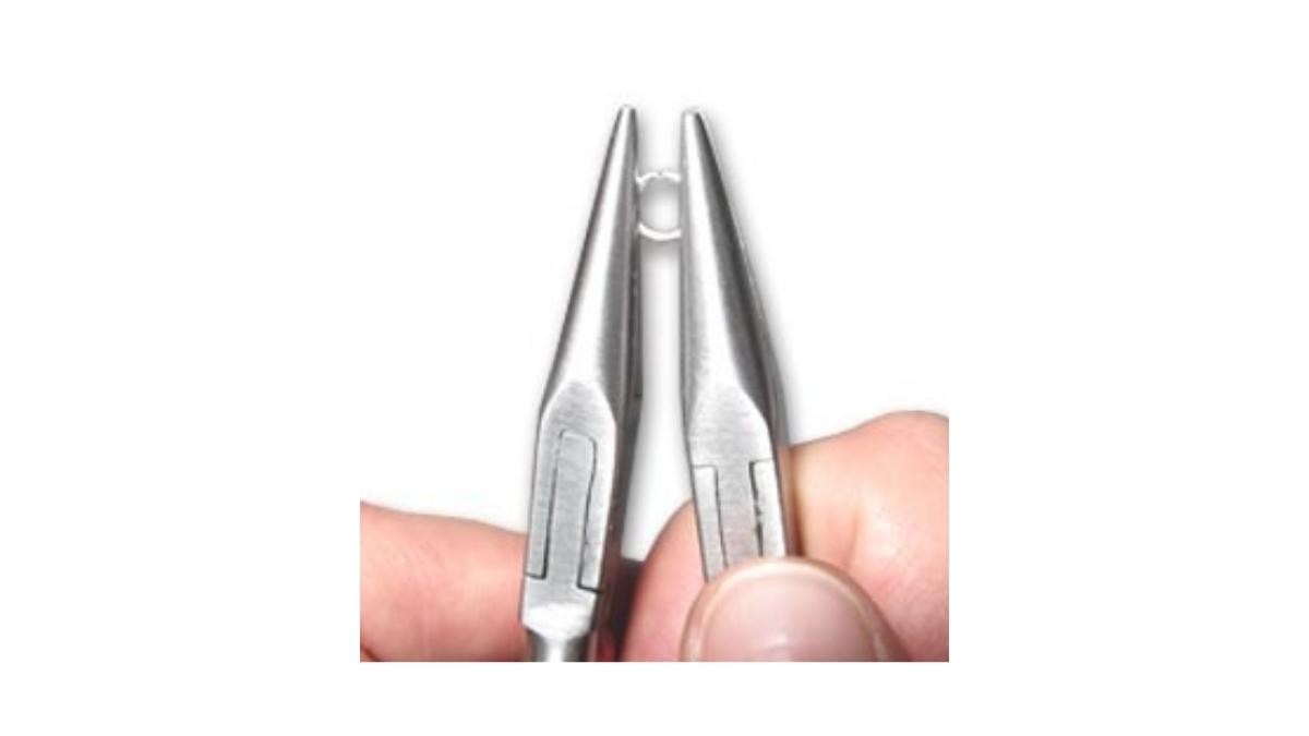 Comment ouvrir un anneau pour faire un bijou ? : Etape 1