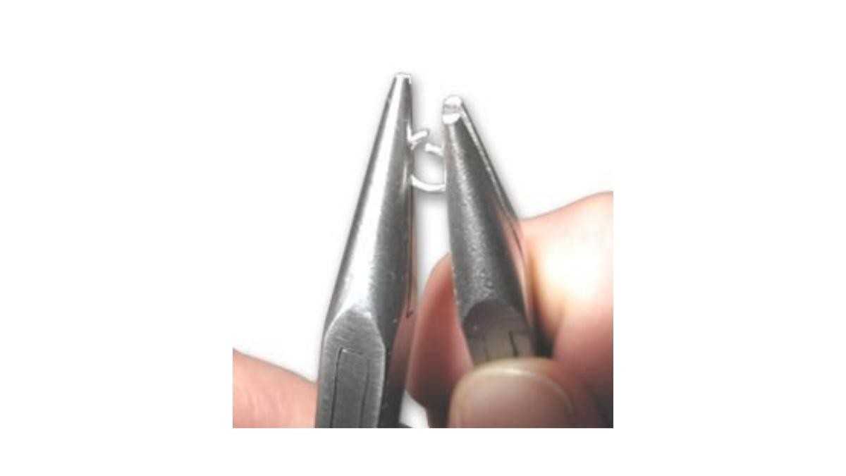 Comment ouvrir un anneau pour faire un bijou ? : Etape 2