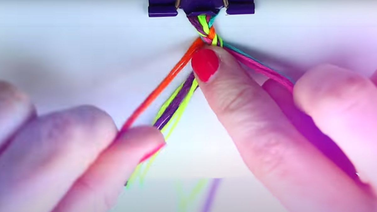 Réaliser des bracelets brésiliens tressés : Etape 1