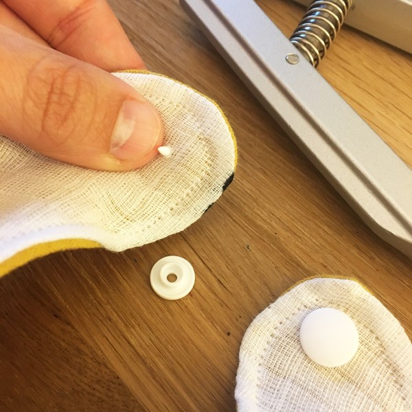 Comment poser un bouton pression avec pince ? : Etape 4