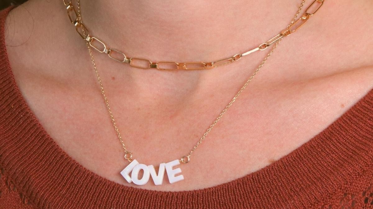 Comment raccourcir un collier trop long ?