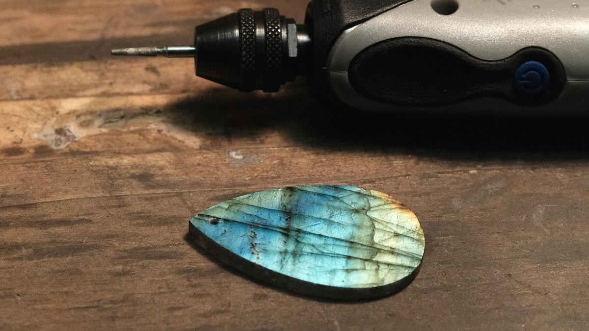 Schéma Comment percer une pierre gemme ?