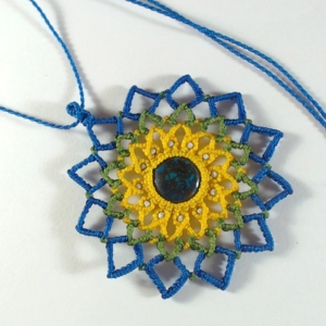 pendentif marcram&eacute; avec pierre naturelle