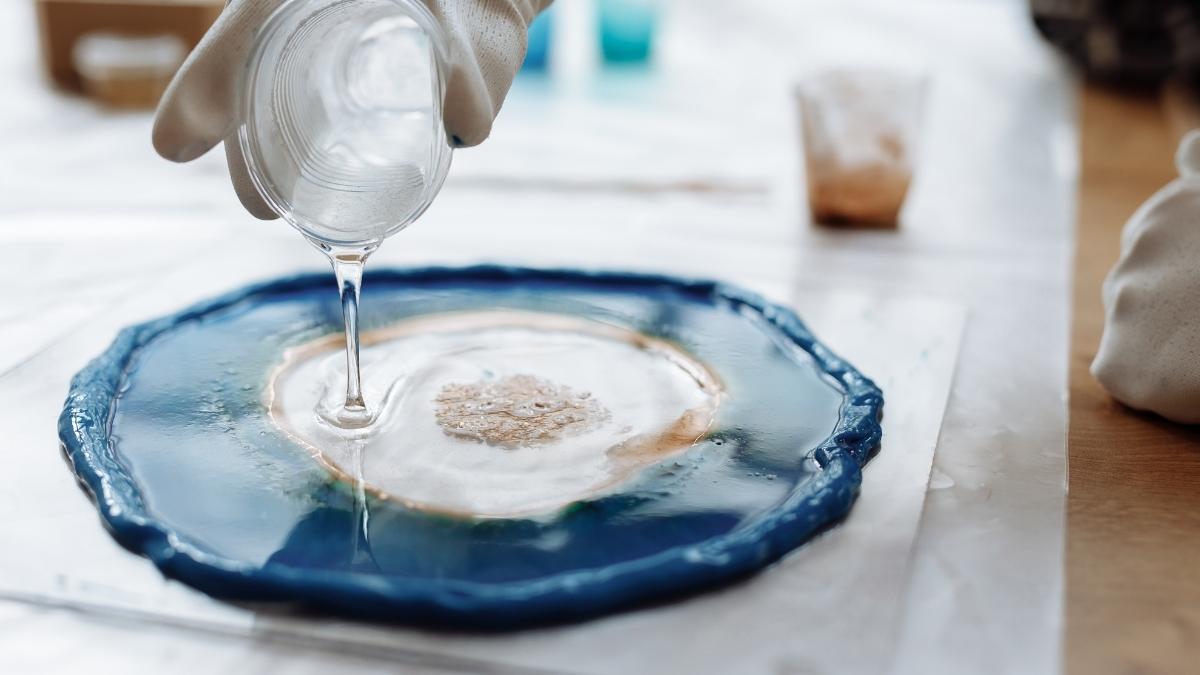 couler de la r&eacute;sine &eacute;poxy