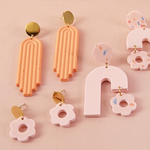 boucles d'oreilles pendantes oranges et roses p&acirc;les et cr&eacute;oles en forme de fleurs roses effet terrazzo