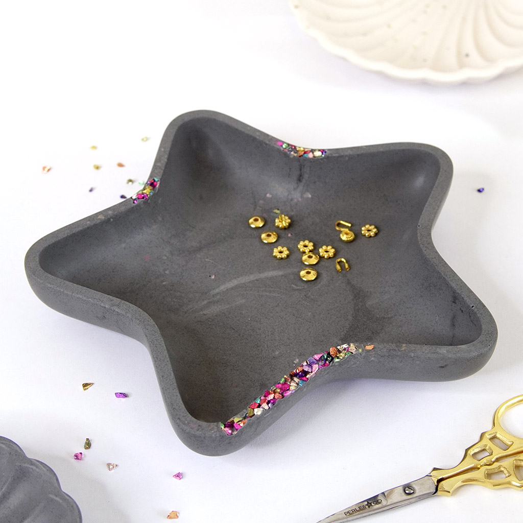 coupelle en forme d'&eacute;toile noire faite en jesmonite