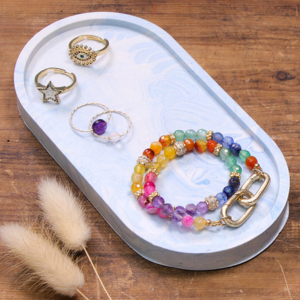 plateau ovale en jesmonite effet marbr&eacute; bleu et blanc pour poser vos bijoux