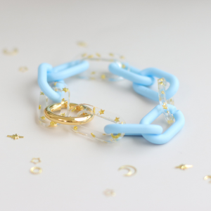 DIY Bracelet grosse maille bleu clair et maillons en r&eacute;sine Epoxy avec inclusion de petites &eacute;toiles
