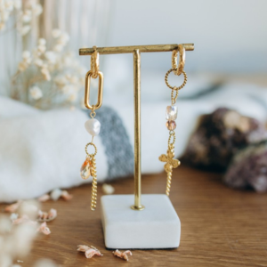 boucles d'oreilles asym&eacute;triques avec breloques acier inox