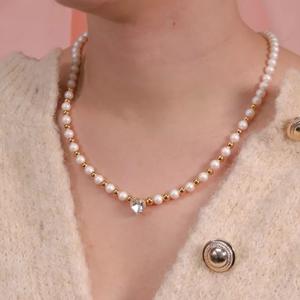 collier perle d'eau douce et coeur cristal
