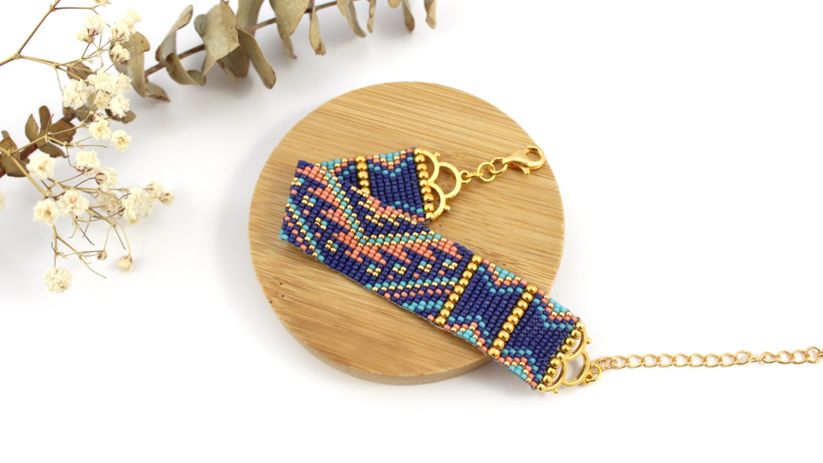 Bracelet tissage Miyuki en rocailles 15 et 8 avec embouts écailles Bracelet tissage Miyuki en rocailles 15 et 8 avec embouts écailles