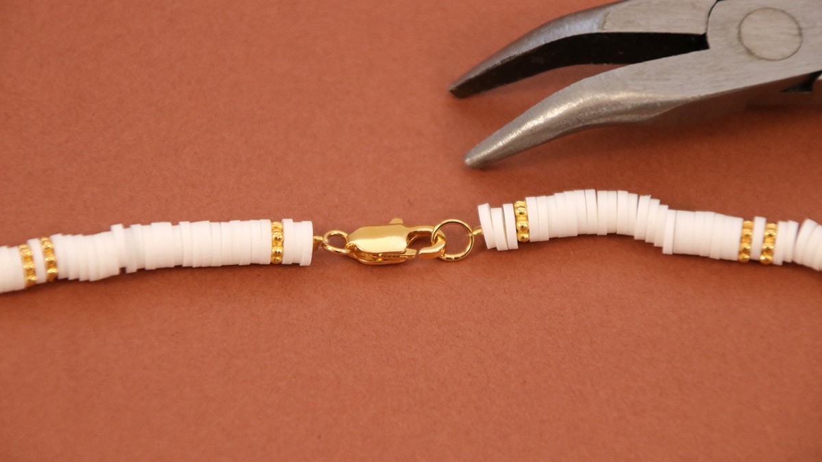 DIY Collier perles rondelles Heishi blanc et or et pendentif en plaqué or : Etape 3