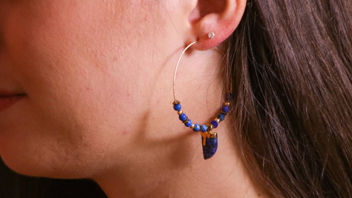 Schéma Créoles Perles Lapis Lazuli et Pendentif Dent de Requin doré et bleu