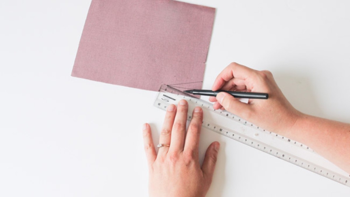 DIY broche fanion glitter simili cuir rose gold à message : Etape 1