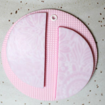 Broche Rose pâte polymère Cernit et plaques de texture : Etape 11