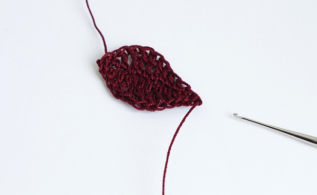 DIY Pendentif feuille au crochet et sequin froissé doré : Etape 2