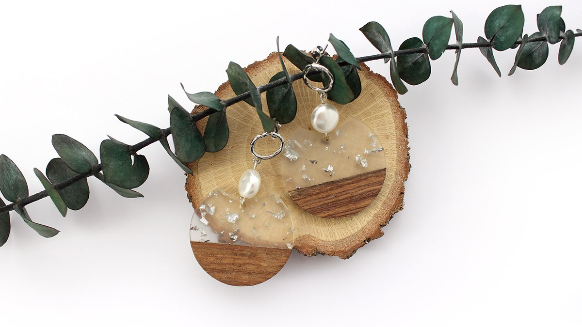 Boucles d’oreilles pendantes résine imitation bois avec fragments argentés Boucles d’oreilles pendantes résine imitation bois avec fragments argentés