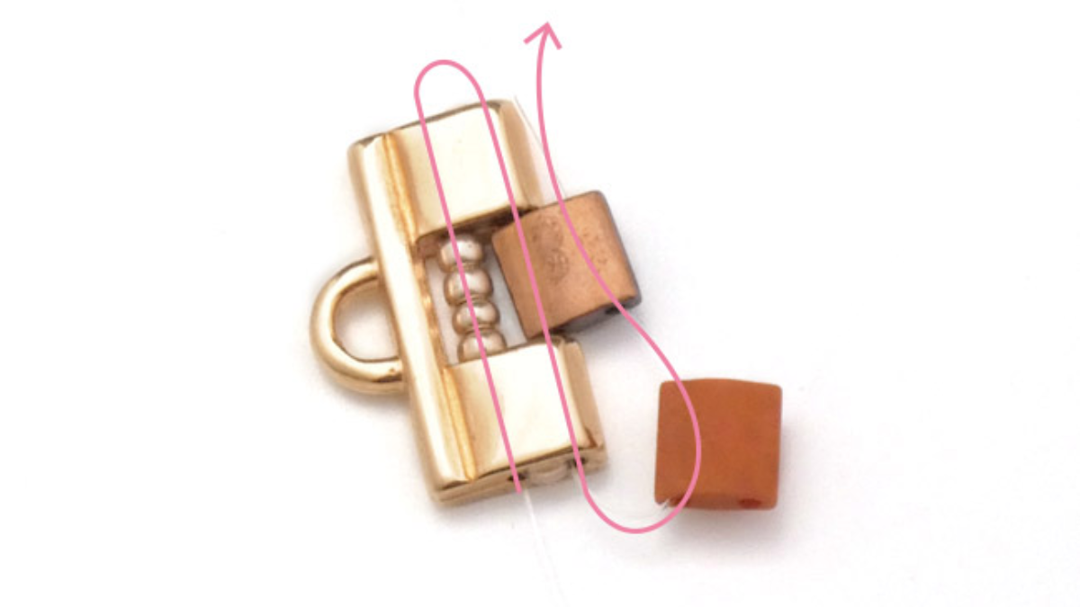 Bracelet perles carré Tila avec embouts spéciaux doré rose : Etape 3