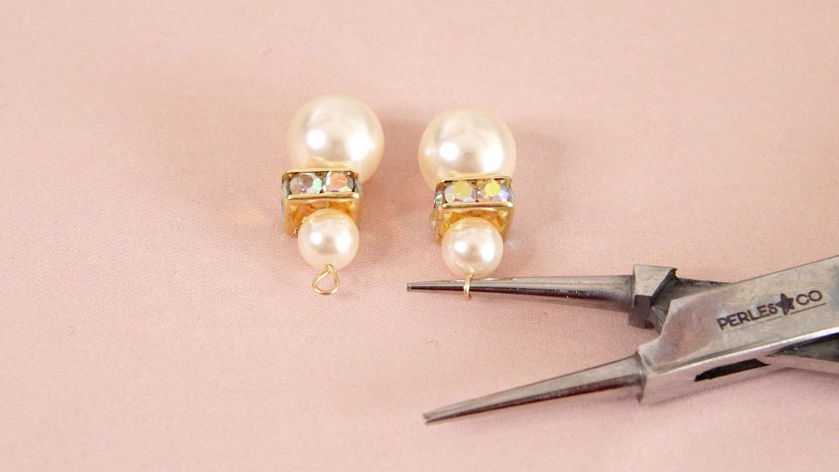 Boucles d'oreilles Perles Nacrées et Rondelles Strass carrée : Etape 3