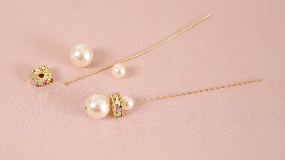 Boucles d'oreilles Perles Nacrées et Rondelles Strass carrée : Etape 1