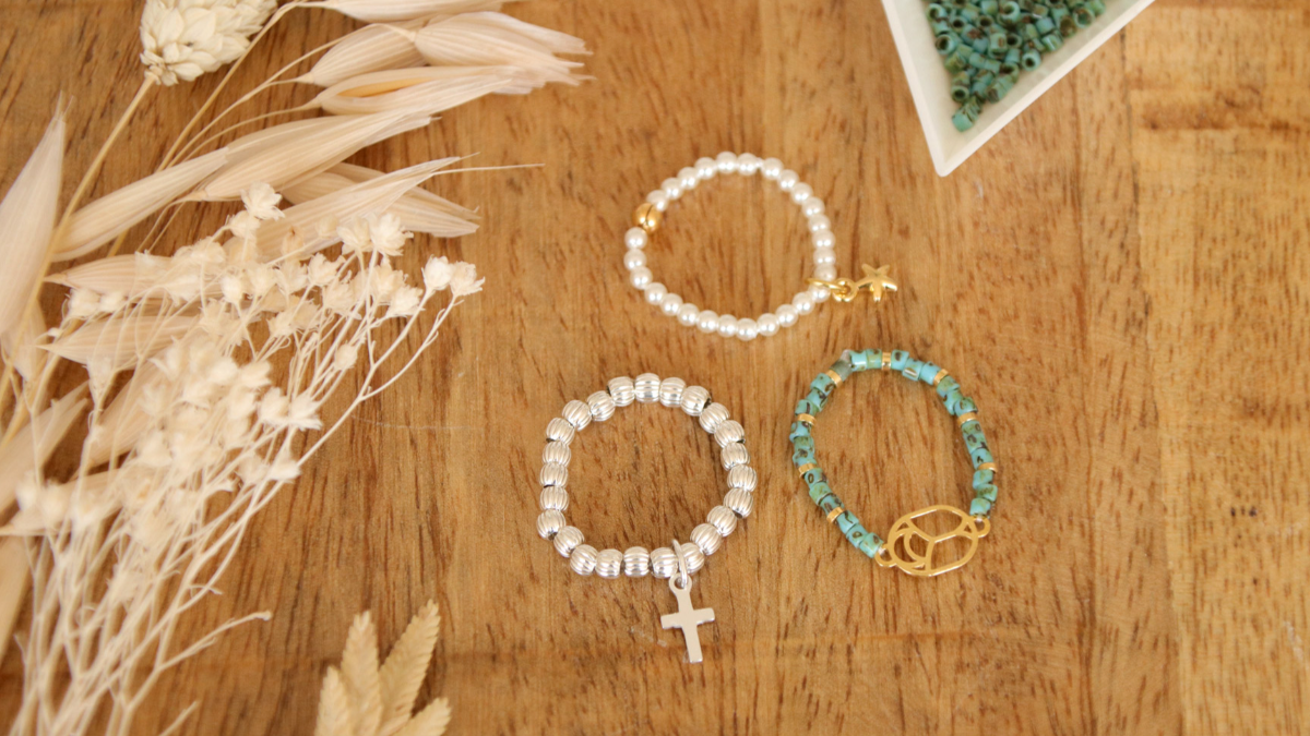 Schéma DIY Bagues élastiques avec perles et breloques