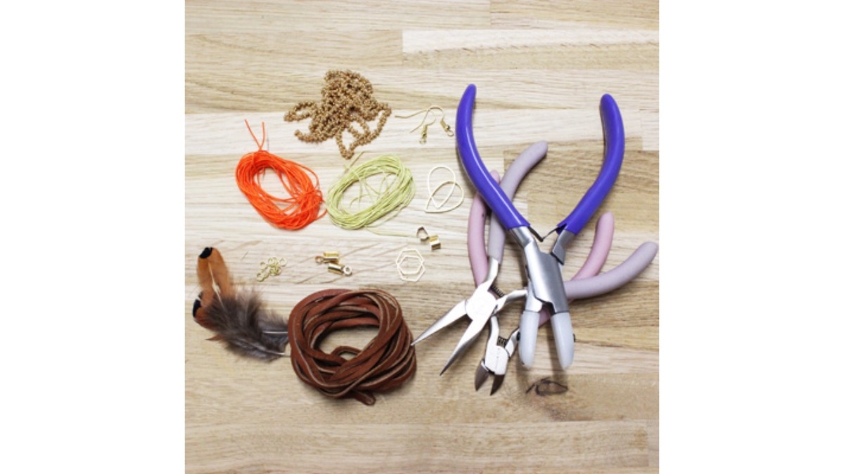 Boucles d'oreilles Plumes daim et fil nylon tressé : Etape 1