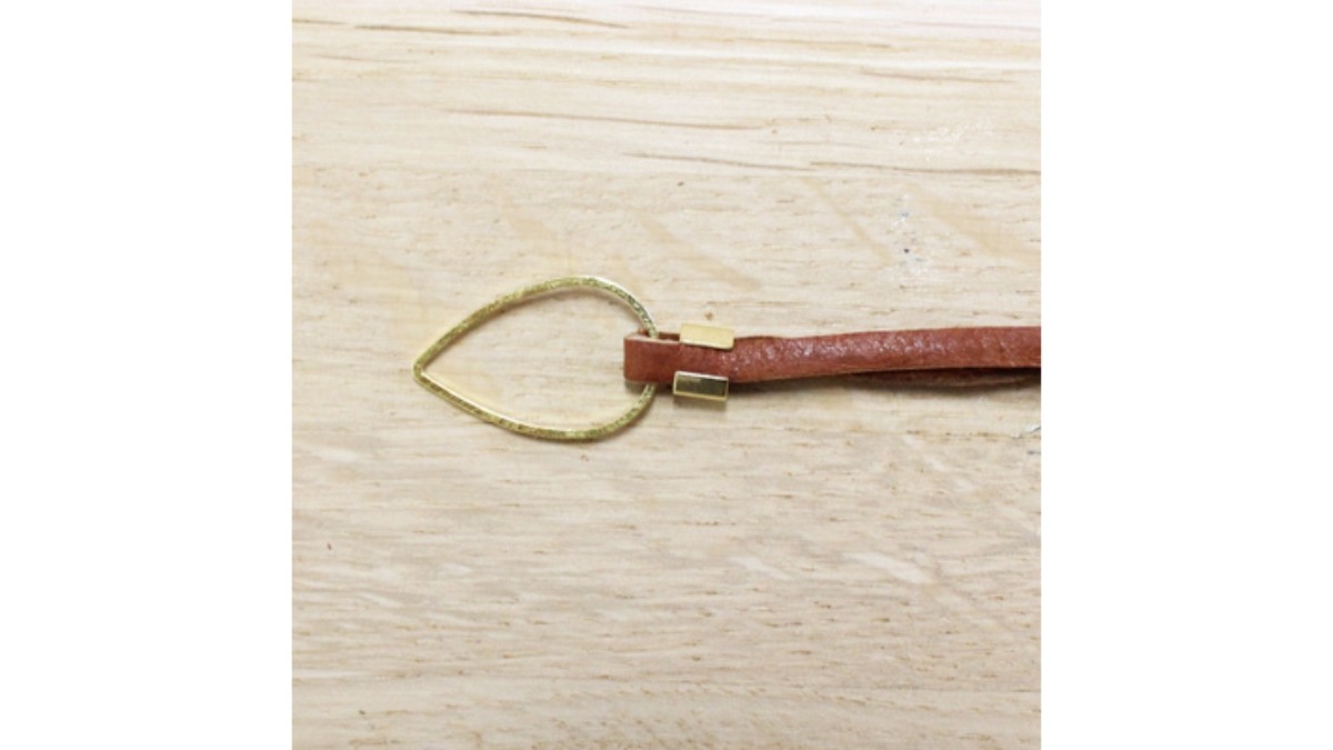 Boucles d'oreilles Plumes daim et fil nylon tressé : Etape 3