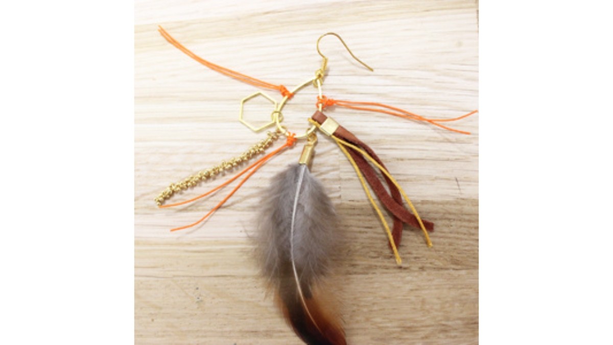 Boucles d'oreilles Plumes daim et fil nylon tressé : Etape 4