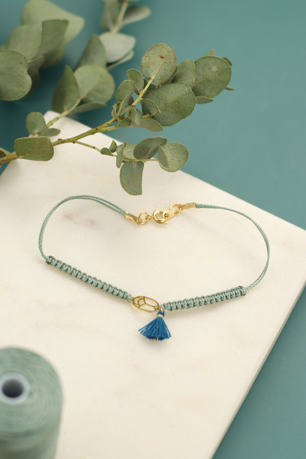 Schéma DIY Réaliser un bracelet en macramé avec intercalaire scarabée et pompon