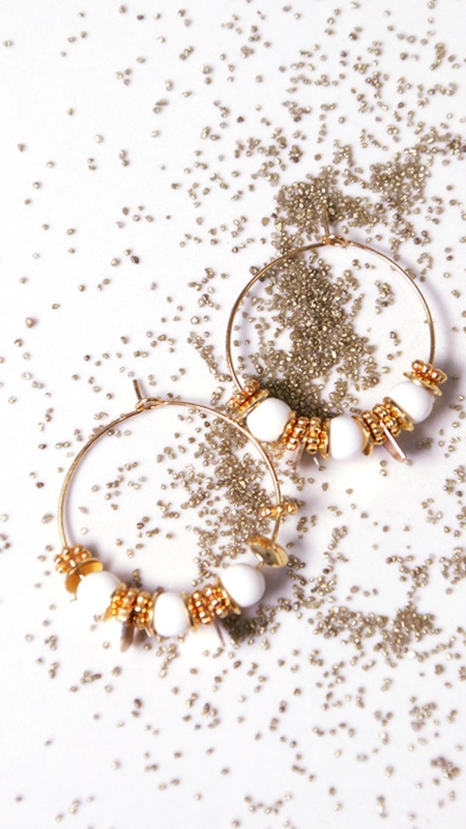 Schéma Boucles d'oreilles créoles perles rondes blanches et coupelles dorées