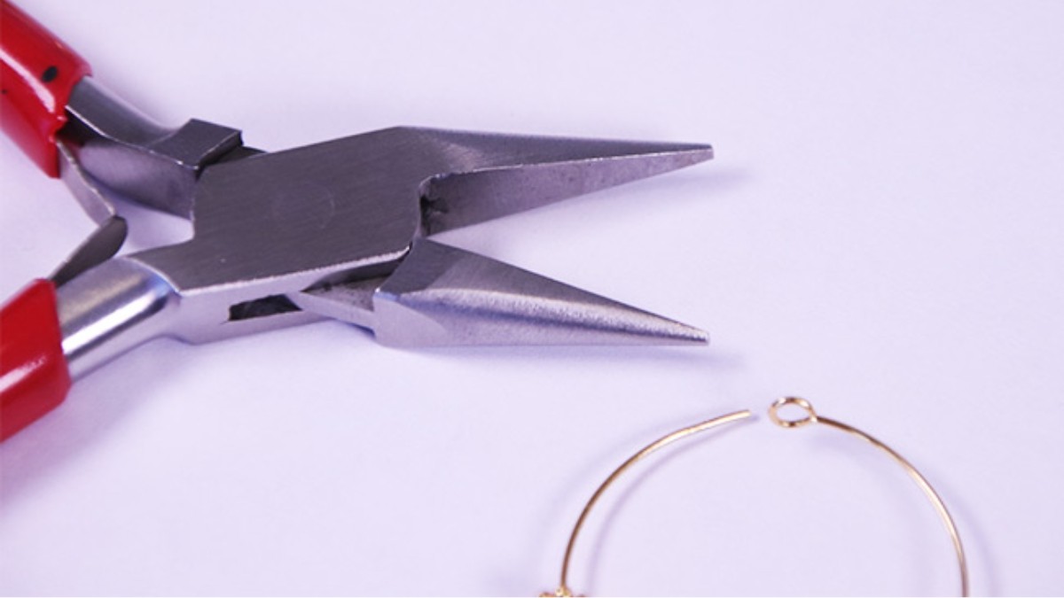 Boucles d'oreilles créoles perles rondes blanches et coupelles dorées : Etape 1