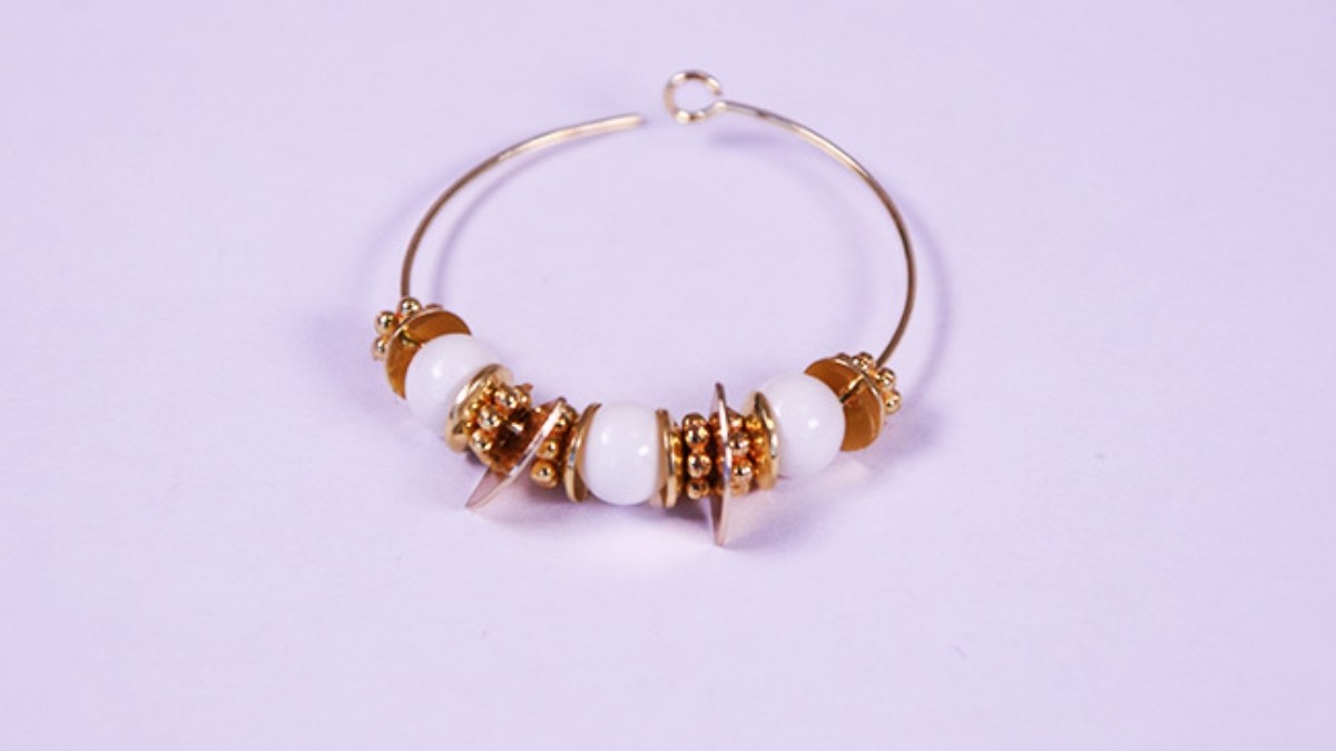 Boucles d'oreilles créoles perles rondes blanches et coupelles dorées : Etape 2